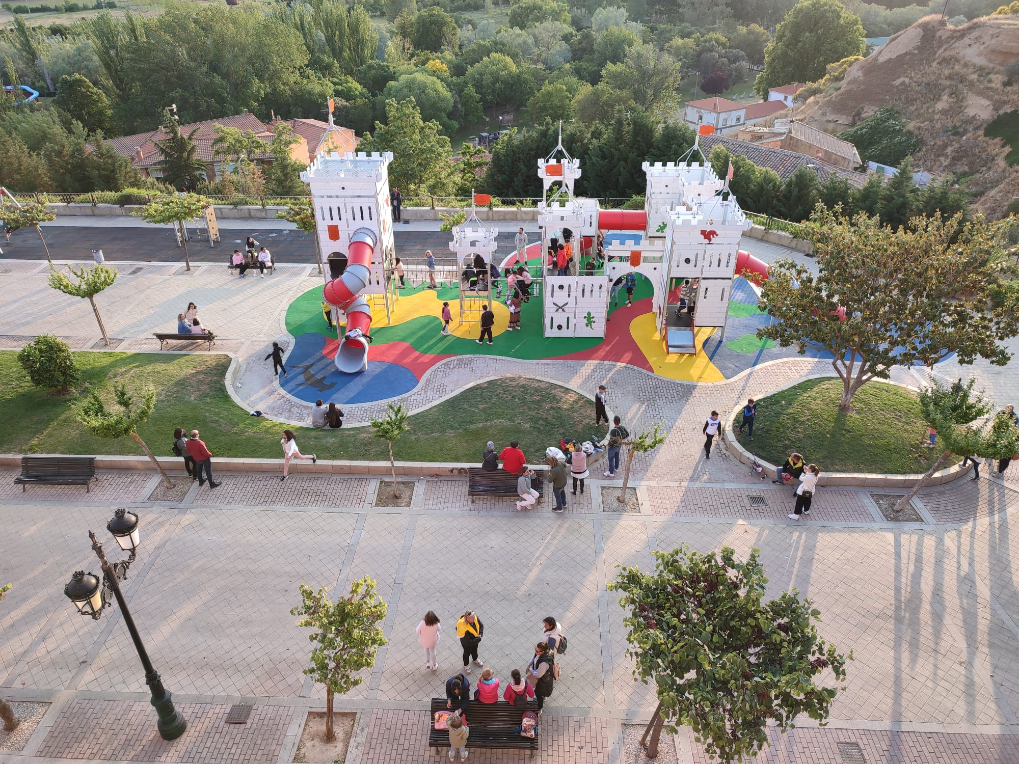 Sobre Suministros Odin montaje parques infantiles en Madrid